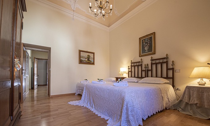 Capestrano House | Senator House - The Green Room