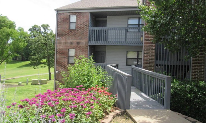 Table Rock Condo | SENIORS LOVE THIS WALK-IN! WALK IN SHOWER KING BEDS RECLINERS TALL TOILETS