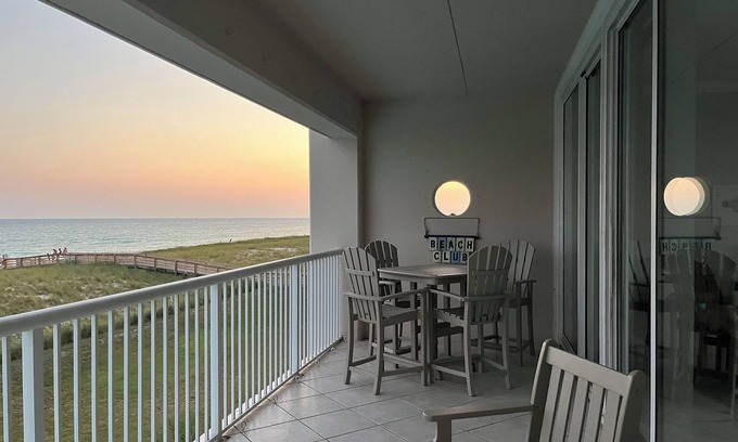 Navarre Beach Condo | September dates discounted with beach service included until the end of October!