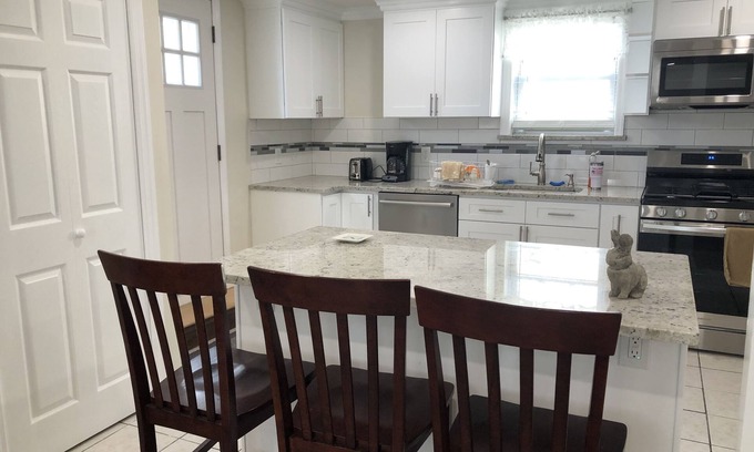 Long Beach House | SEPTEMBER SPECIAL – book now BEACHSIDE RETREAT 2 BD APT/W/PVT PATIO