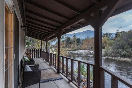 Three Rivers House | Sequoia Riverfront Guest House Right On The Water