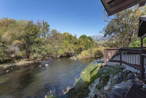 Three Rivers House | Sequoia Riverfront House with Private Beach