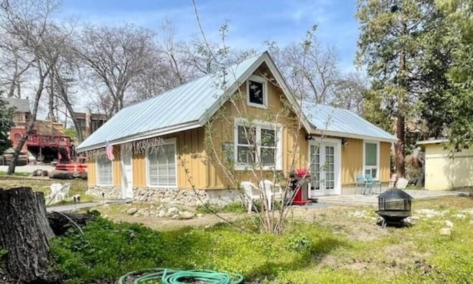 California Hot Springs Cottage | Sequoias Creekside/Vintage Yellow Cottage