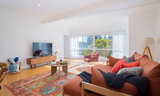 Woy Woy Bay Cottage | Serena Cottage Sunlit Escape by Woy Woy Bay Wharf