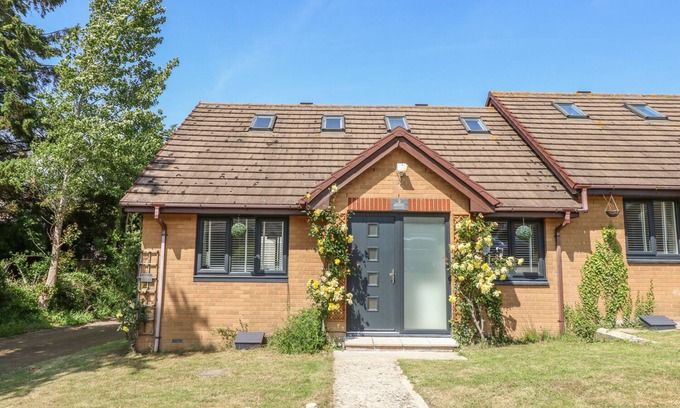 Freshwater Cottage | SERENDIPITY, family friendly, country holiday cottage in Freshwater