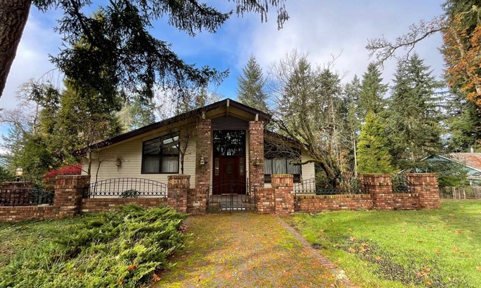 The Wedge House | Serene 2-bedroom house in Woodinville with WiFi access