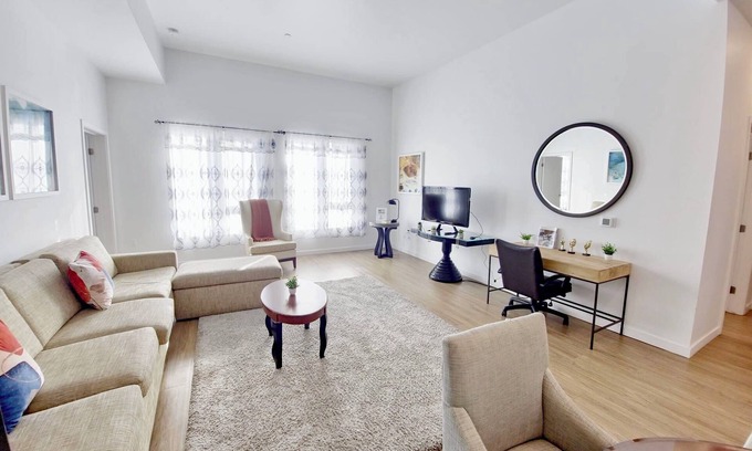 Little Tokyo Hotel | Serene 2BR Penthouse Haven in vibrant Los Angeles