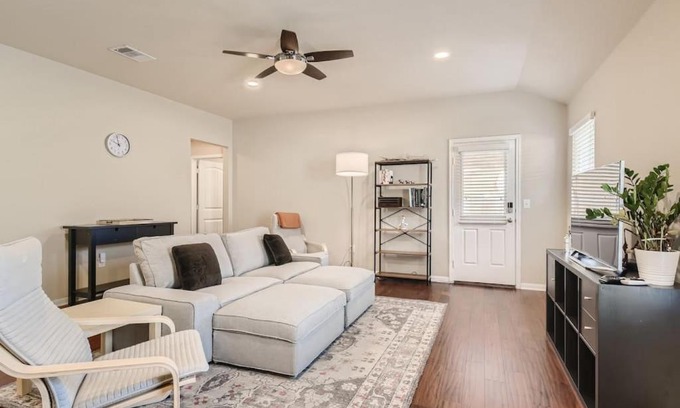 Austin House | Serene 3BR Retreat near East Austin