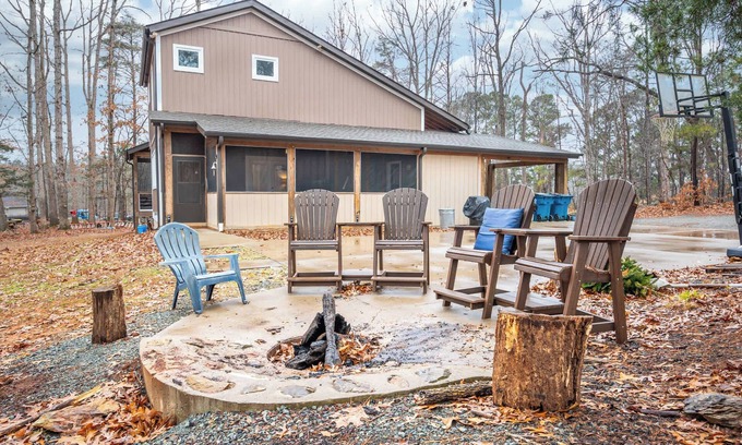 Burlington House | Serene 4br Country Retreat Awaits - Near Greensboro and Elon University!