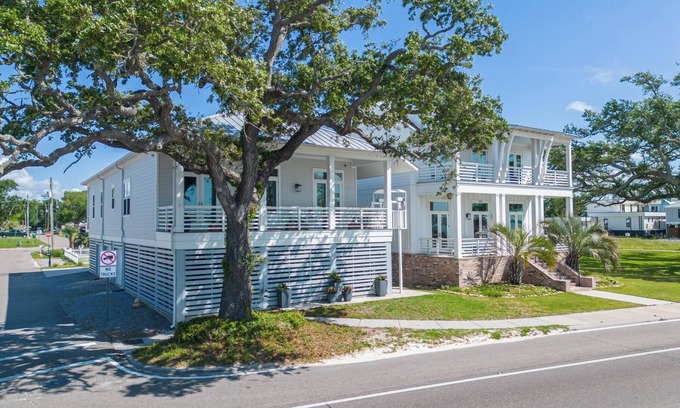 Gulfport House | Serene 5-Bedroom House with Beach Views in Gulfport
