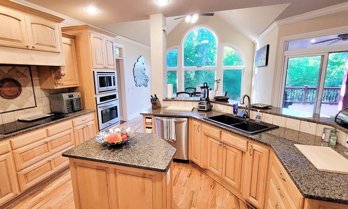Bentonville House | Serene and spacious 5-bedroom house in Bentonville with view in great location