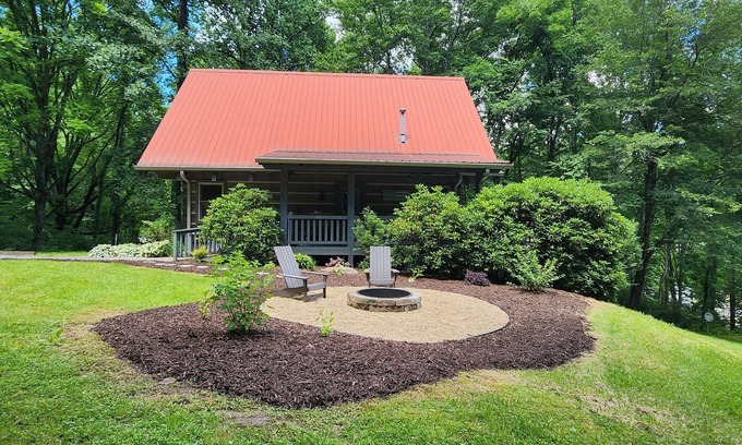 Cherokee Cabin | Serene cabin nestled amid the majesty of the Great Smoky Mountains