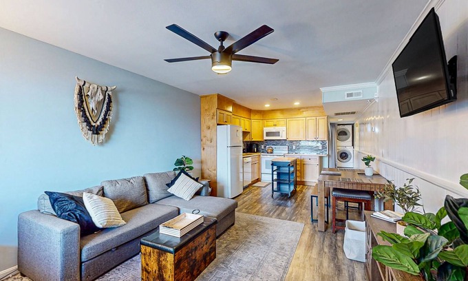 Caine Woods Condo | Serene condo with central AC, deck & washer/dryer - near golf & theme parks