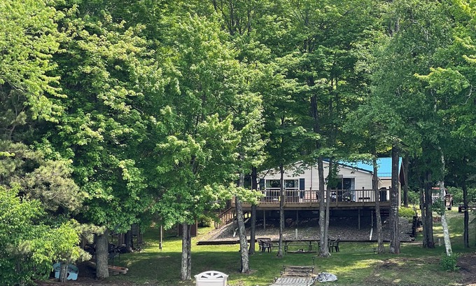 Crandon Cottage | Serene cottage with all you need to relax on charming Bishop Lake