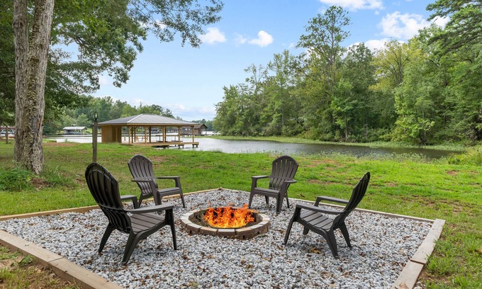 Eatonton House | Serene Cove at Lake Sinclair on 4+ acres with Covered Deck & Covered Dock