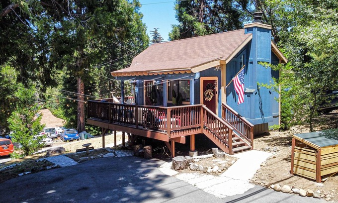Cedarpines Park Cabin | Serene, Cozy, and Romantic Mountian Retreat with an Inflatable hot tub near lake