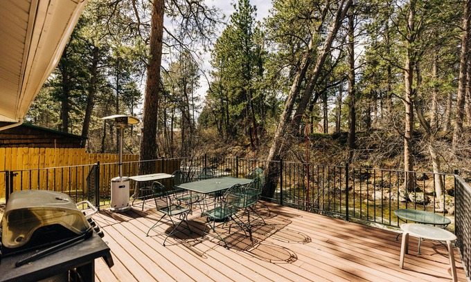 Saddlestring House | Serene Creek Side Cottage Retreat