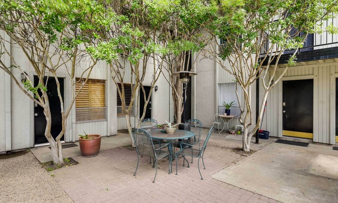 Knox - Henderson Apartment | Serene Dallas Condo w/Pool - Walkable Location!
