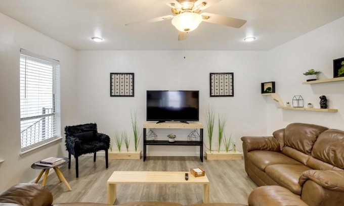 Knox - Henderson Apartment | Serene Dallas Condo with Pool - Walkable Location!