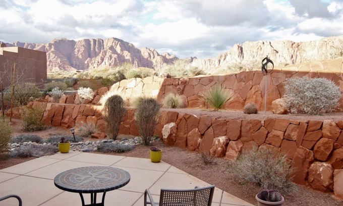 Kayenta Cottage | "SERENE DESERT GETAWAY CASITA" IN Kayenta VillagenViews of Red Rock Mt. Pets OK.