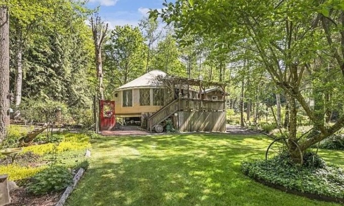 Adelma Beach Cabin | Serene Fall Getaway/Huge Yurt/Off Grid/Wifi/Work,Relax, and Play in the Woods