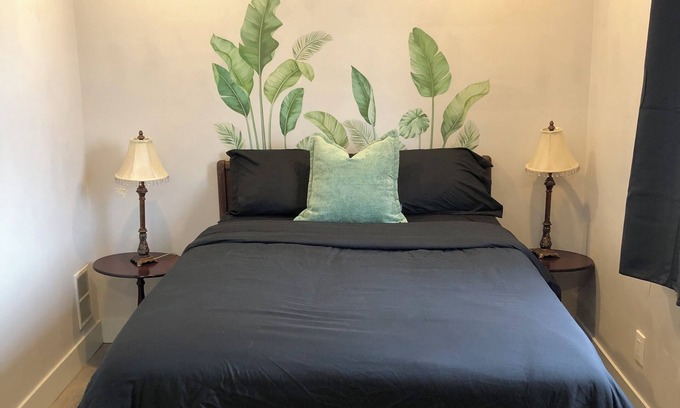 Alta Vista Apartment | Serene Green Guest Room