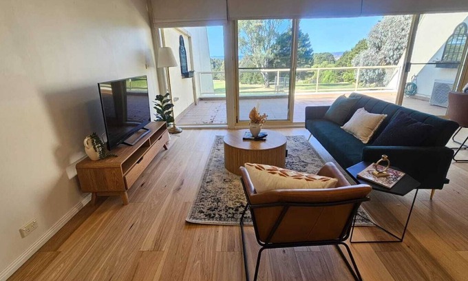 Narrabundah Apartment | Serene hideaway retreat with breathtaking panoramic views.