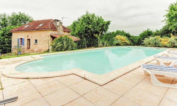 Montcabrier House | Serene Holiday Home in Besse with Swimming Pool