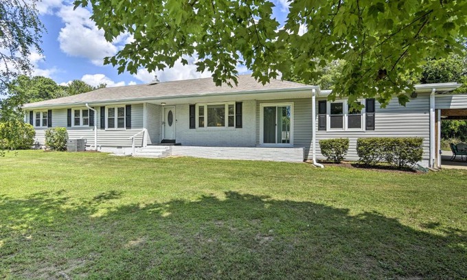Greensboro House | Serene Home on Pond - 5 Mi to Dtwn Greensboro