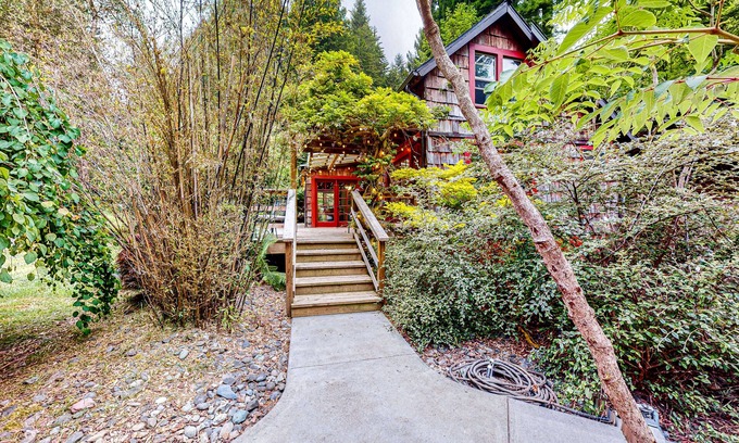 Humboldt Hill Cabin | Serene home with a game room, firepit, & grill
