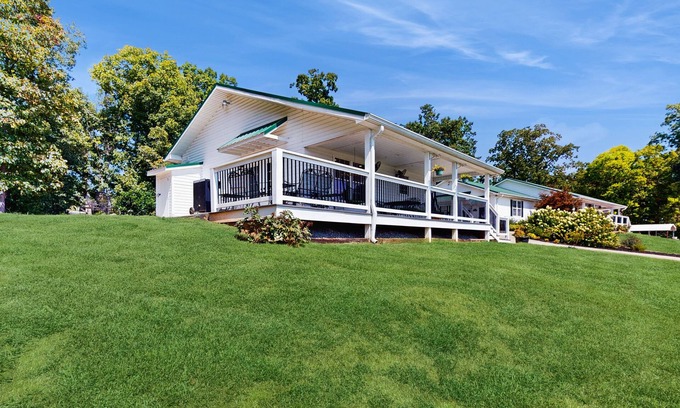 Seymour House | Serene home with amazing views, wifi, and front porch w/swing