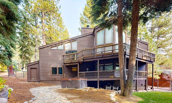 Ponderosa Palisades House | Serene home with fireplace, wood stove, kitchen, W/D, hot tub, & gas grill