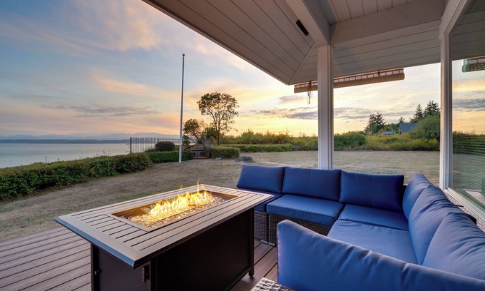 Freeland Cottage | Serene Island Retreat w/Beach Access & Mtn Views!