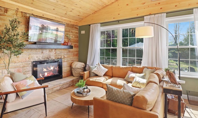 Crittenden House | Serene Kentucky Lake Cabin Hot tub, Kayaks, Quiet Space, 15 min to Ark