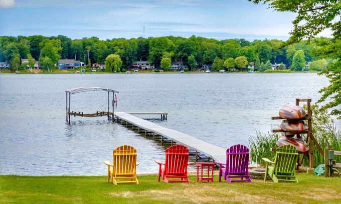 Grawn House | Serene Lakehouse - Private Beach, Kayaks, Pickleball, various games, and near TC