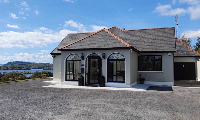 Cornamona House | Serene Lakeside 4-bedroom house in Cornamona