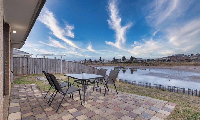 Sanctuary Lakes Apartment | Serene Lakeside 4BR2BA house in Point Cook Paking