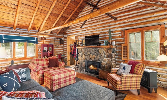 Charlevoix Cabin | Serene Lakeside Cottage with Stunning Sunsets, Just Minutes from Charlevoix!