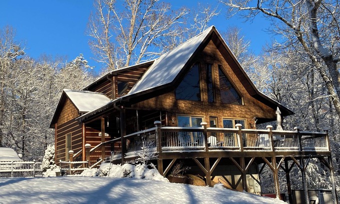 Murphy Cabin | Serene Luxury Mountain Cabin l Hot Tub, Stunning Views & Designer Comforts