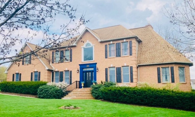 State College House | Serene Mansion Style Home in an Upscale Neighborhood close to Penn State