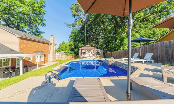 Columbus House | Serene Modern Getaway | 4br | Private Pool | Games | FirePit