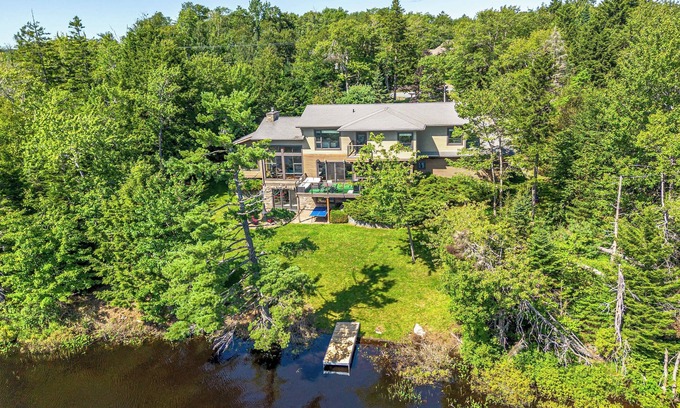 Hammonds Plains Villa | Serene modern Lakehouse on Golf Course