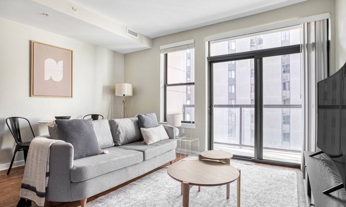 Mount Vernon Triangle Apartment | Serene Mount Vernon 1BR w/Gym, Pool & W/D, near Metro, by Blueground