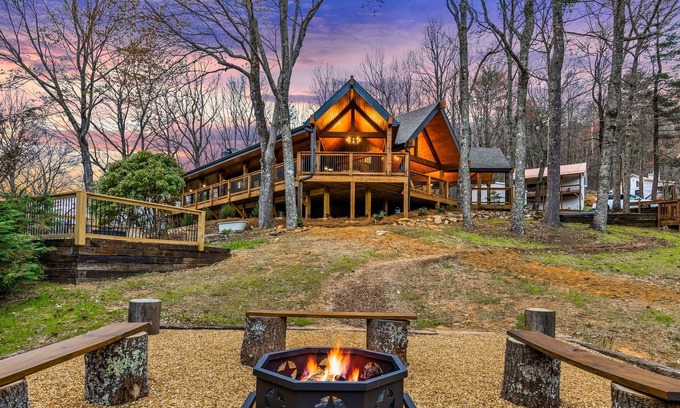 Blairsville Cabin | Serene mountain views with each lodge en-suite & on-site amenities