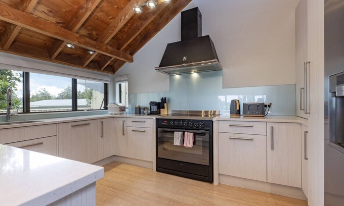 Torbay House | Serene Oasis: Spa Playground and Movie Nights!