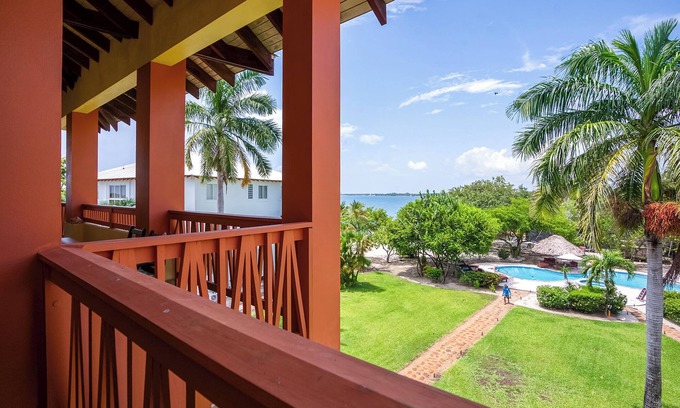 Cocoplum Condo | Serene 'Pelican' Penthouse Condo