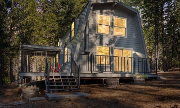 Nevada City Cabin | Serene pine forest basecamp in marvelous Nevada City with WiFi, AC