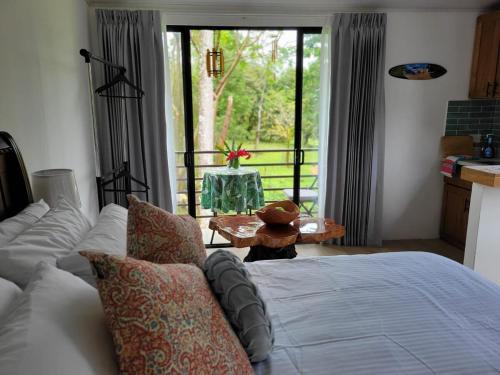 La Tigra Apartment | Serene Rainforest Escape - Studio