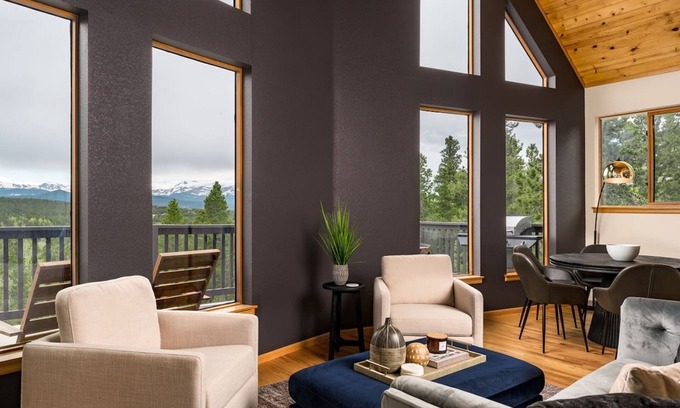 Black Hawk House | Serene Retreat Amazing Views Hottub Sauna Xbox
