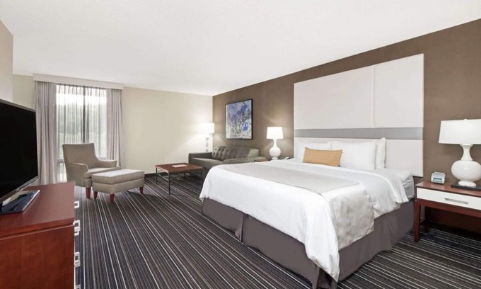 Atlanta Hotel | Serene Retreat Near Cobb Galleria! Pet-friendly Property, Outdoor Pool!